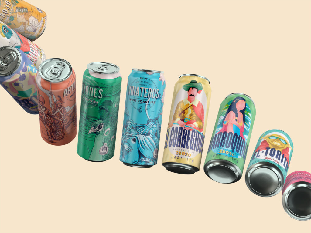 Latas de 28030 con sus etiquetas ilustradas, en fila sobre fondo crema